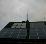 Dach mit zwei PV-Anlagen und einer thermischen Solaranlage
