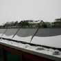 Montage thermische Solaranlage für Warmwasser und Heizungsunterstützung auf einem Gründach