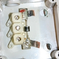 Abgebrannte - defekte Anschlussdose am PV-Modul Isofoton I 110 - Der Kontakt ist durch Feuchtigkeit wegoxidiert