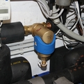 schlammabscheider_spirotech_mb3_in_heizungsanlage_einbauen_magneten_aufsetzen