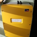 Montage eines SMA Sunny Island 6.0 h -11 Inselwechselrichters zur Eigenverbrauchserhöhung - Batterien anschließen
