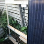 Steckdosen Photovoltaikanlage 500 Watt mit zwei Modulenan einer Wand aufgebaut