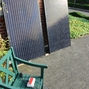 Steckdosen Photovoltaikanlage 500 Watt mit zwei Modulen an einer Hauswand